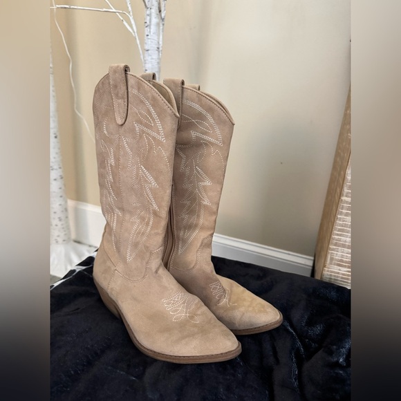 No Boundaries Tan Heeled Boots Stylish and Versatile - Picture 3 of 8